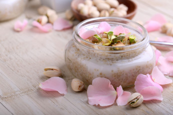 Картинка еда мороженое +десерты розы фисташки десерт лепестки