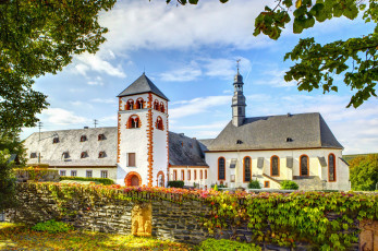 Картинка бернкастель-кус+германия города -+католические+соборы +костелы +аббатства кирха забор кусты германия бернкастель-кус