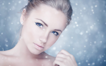 Картинка девушки -unsort+ лица +портреты лицо фон рука собраны волосы взгляд стрелки макияж девушка