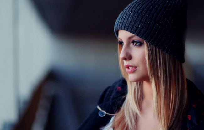 Обои картинки фото девушки, -unsort , лица,  портреты, губы, взгляд, ресницы, макияж, девушка, макро, шапка