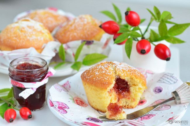 Обои картинки фото еда, пирожные,  кексы,  печенье, выпечка, малина, ягоды, кекс, листья, глазурь, десерт