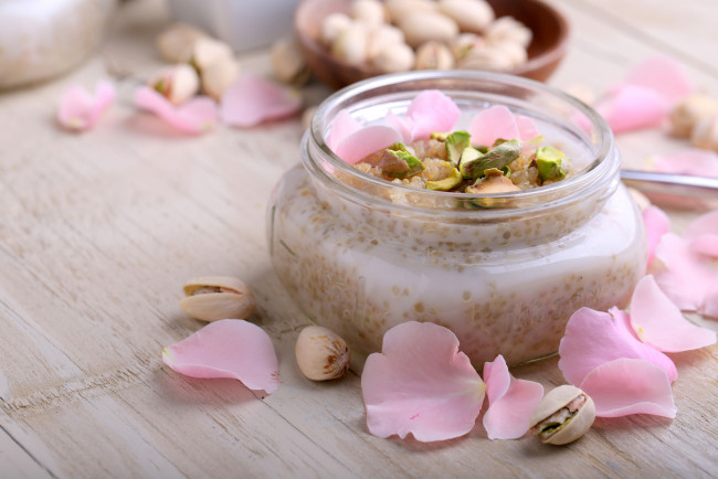 Обои картинки фото еда, мороженое,  десерты, розы, фисташки, десерт, лепестки