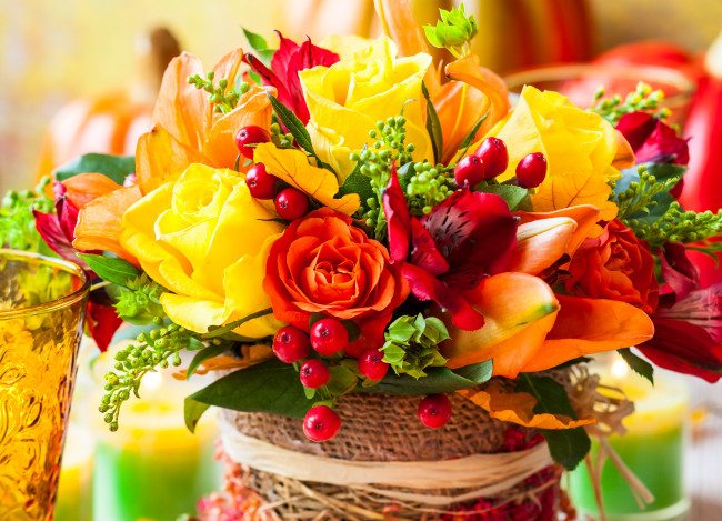 Обои картинки фото цветы, букеты,  композиции, букет, розы, ягоды, bouquet, flowers, roses, berries