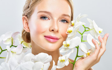 Картинка девушки -unsort+ лица +портреты цветы фон улыбка лицо прическа белые орхидеи крупный план шатенка макияж девушка
