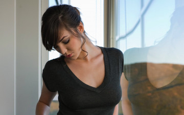 Картинка holly+michaels девушки окно футболка брюнетка