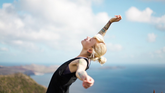 Обои картинки фото девушки, -unsort , блондинки, блондинка, татуировки, улыбка, майка, обрыв