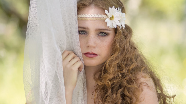 Обои картинки фото девушки, -unsort , лица,  портреты, ромашки, кудри, лицо, рыжая, helena, ferreira, тесьма, веснушки, тюль, конопатая, настроение, рыжеволосая, цветы, взгляд