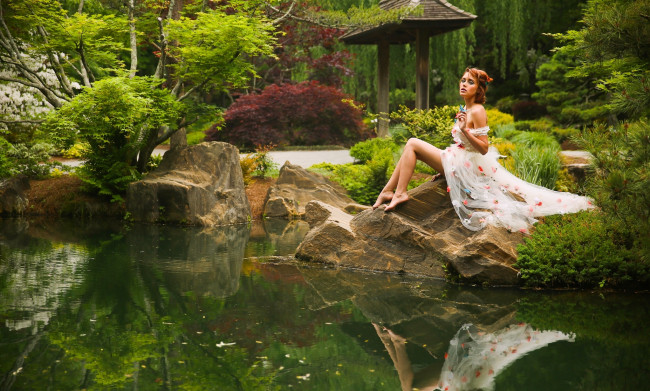 Обои картинки фото девушки, elizabeth hassell, модель, пруд, настроение, отражение, elizabeth, hassell, природа, парк, поза