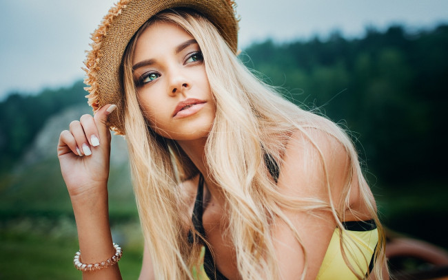 Обои картинки фото девушки, -unsort , блондинки, купальник, шляпа, блондинка, браслет, polina kostiuk