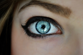 Картинка разное глаза макияж