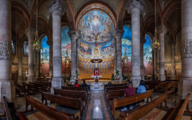 Обои картинки фото интерьер, убранство,  роспись храма, колонна, храм, святого, сердца, религия, скамья, архитектура, испания, крипта, барселона