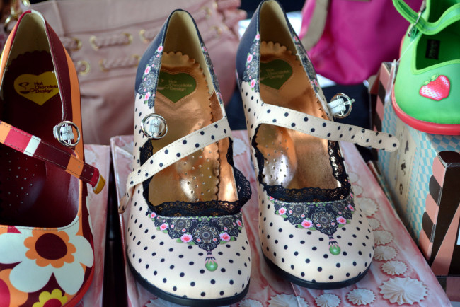 Обои картинки фото разное, одежда,  обувь,  текстиль,  экипировка, детские, туфли