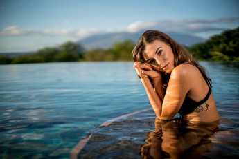 Картинка девушки -unsort+ брюнетки темноволосые купальник тату бассейн