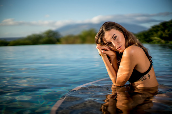 Обои картинки фото девушки, -unsort , брюнетки, темноволосые, купальник, тату, бассейн