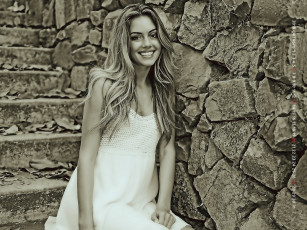 Картинка календари компьютерный+дизайн женщина calendar 2019 взгляд улыбка девушка ступени камень стена