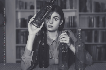 Картинка календари компьютерный+дизайн 2019 девушка бутылка книга стеллаж женщина взгляд calendar