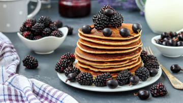 Картинка еда блины +оладьи смородина ежевика панкейки