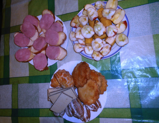 Обои картинки фото еда, бутерброды,  гамбургеры,  канапе, колбаса, хлеб, сыр, вафли, печенье, яблоки, бананы