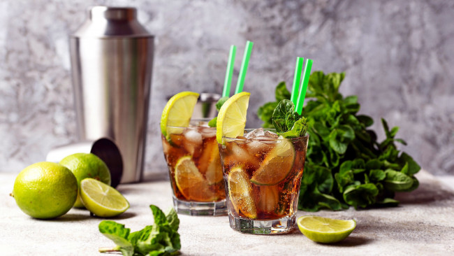 Обои картинки фото еда, напитки,  коктейль, лайм, мята, коктейль