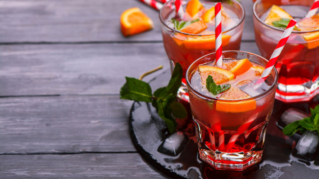 Обои картинки фото еда, напитки,  коктейль, мята, коктейль, апельсин, лед