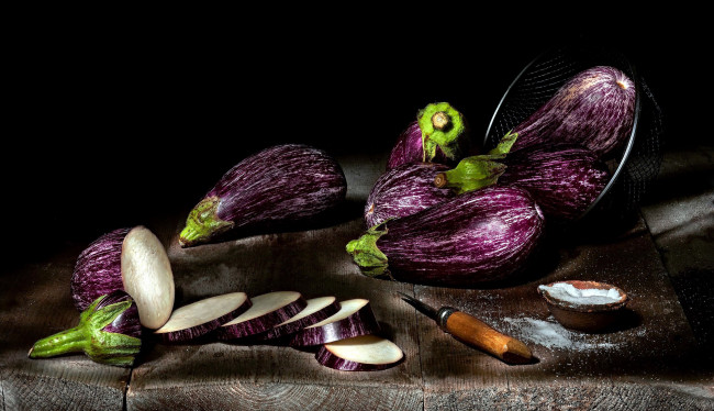 Обои картинки фото еда, баклажаны, нож, соль, овощи