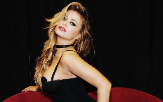 Обои картинки фото девушки, carmen electra, блондинка, корсет, диван