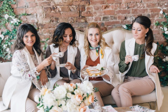 Картинка девушки -+группа+девушек группа позы фотосессия цветы улыбки подруги