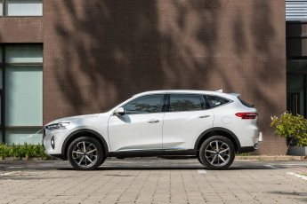 Картинка автомобили haval f7 2020 кроссовер белый металлик сбоку китайские