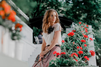 Картинка девушки -+брюнетки +шатенки модель брюнетка смотрит вдаль глубина резкости цветы женщины на природе анна филоненко розовая юбка футболка