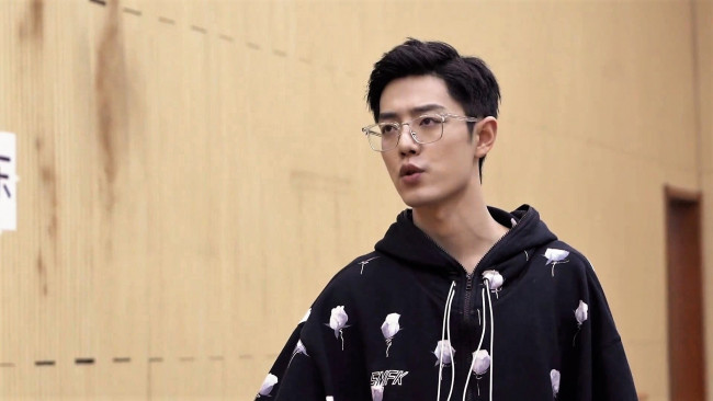 Обои картинки фото мужчины, xiao zhan, актер, очки, толстовка