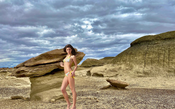 Картинка девушки little+caprice+ markеta+stroblova тучи скалы брюнетка бикини