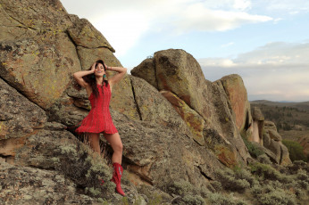 Картинка девушки elena+generi скалы брюнетка поза платье мини улыбка