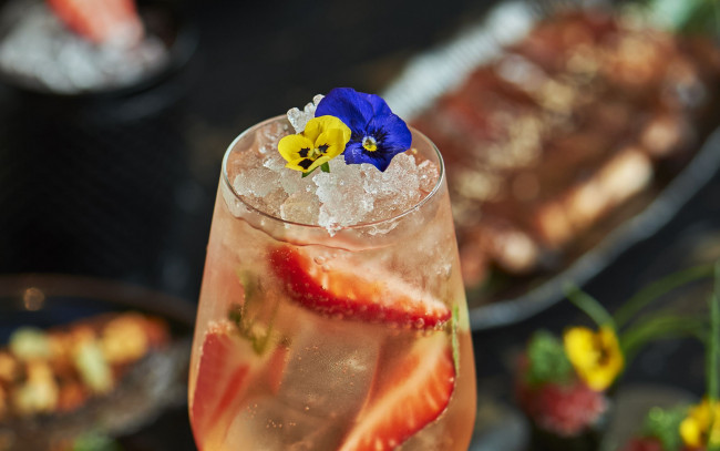 Обои картинки фото еда, напитки, лимонад, лед, анютины, глазки