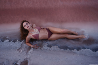 Картинка девушка+-+girl девушки -+брюнетки +шатенки девушка женщина шатенка темноволосая сексуальная модель звезда позирует разная обувь верхняя стильная одежда нижнее эротическое бельё трусы лифчик колготки чулки аксессуары макияж и множество элементов на фотографии