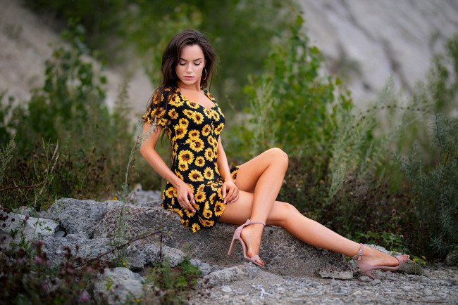 Обои картинки фото девушка - girl, девушки, - брюнетки,  шатенки, девушка, женщина, брюнетка, темноволосая, сексуальная, модель, звезда, позирует, разная, обувь, верхняя, стильная, одежда, нижнее, эротическое, бельё, трусы, лифчик, колготки, чулки, аксессуары, макияж, и, множество, элементов, на, фотографии