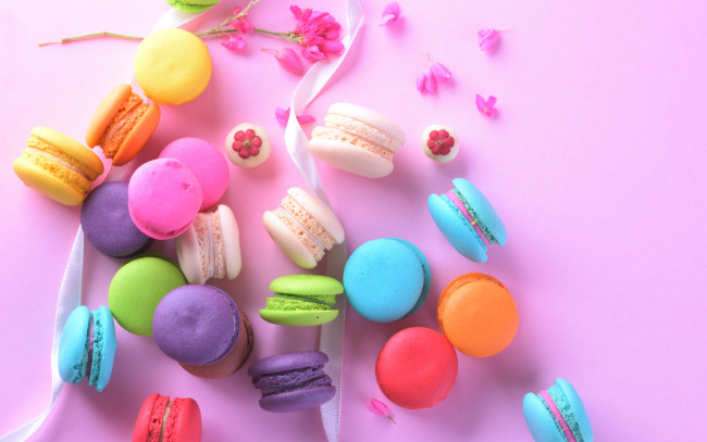 Обои картинки фото еда, макаруны, лакомство, ассорти, лента