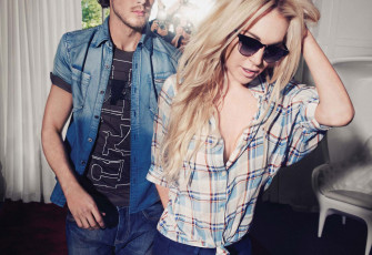 Картинка Lindsay+Lohan девушки мужчина фотографы репортеры очки блондинка журналисты кресло рубашка