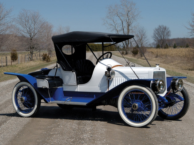 Обои картинки фото автомобили, классика, деревья, дорога, автомобиль, небо, изгородь