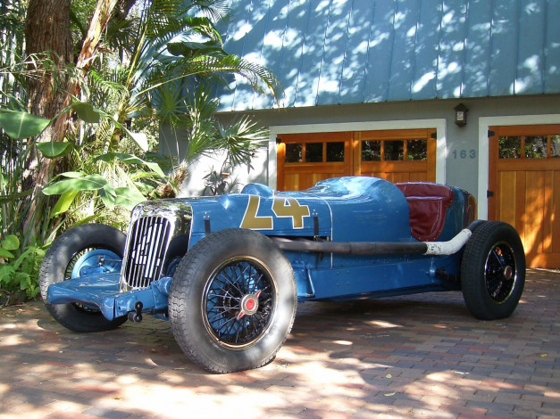 Обои картинки фото автомобили, классика, деревья, ьрусчатка, гараж, автомобиль