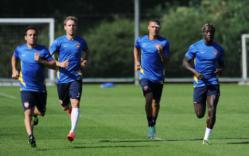 Картинка santi cazorla nacho monreal kieran gibbs and bacary sagna of arsenal спорт футбол тренировка форма игроки футбольное поле