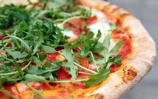 Обои картинки фото еда, пицца, зелень, руккола
