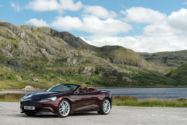 Обои картинки фото 2015 aston martin vanquish volante, автомобили, aston martin, побережье, кабриолет, бордовый, vanquish, aston, martin
