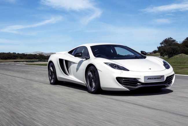 Обои картинки фото 2013 mclaren mp4-12c, автомобили, mclaren, дорога, белый