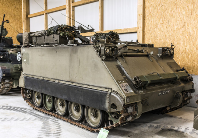 Обои картинки фото m113 uem pz 63 m-74295, техника, военная техника, музей, экспозиция