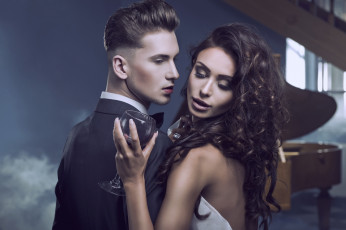 Картинка разное мужчина+женщина парень брюнет девушка брюнетка локоны пара костюм платье декольте спина бокал рояль