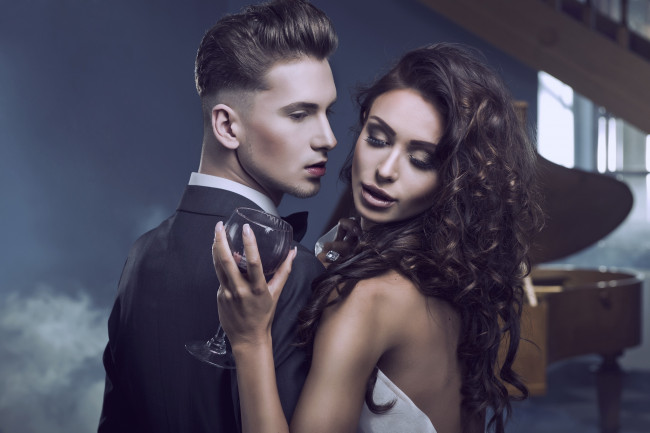 Обои картинки фото разное, мужчина женщина, парень, брюнет, девушка, брюнетка, локоны, пара, костюм, платье, декольте, спина, бокал, рояль