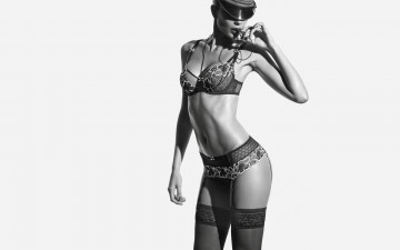 Картинка девушки -unsort+ Черно-белые+обои белье модель фуражка чулки свисток