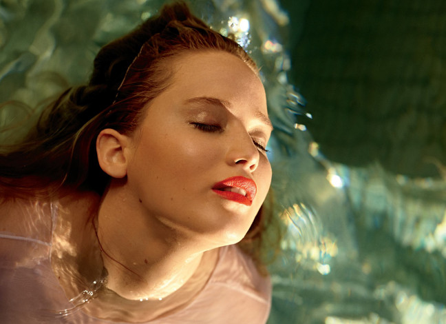 Обои картинки фото девушки, jennifer lawrence, вода, рыжая, актриса, дженнифер, лоуренс