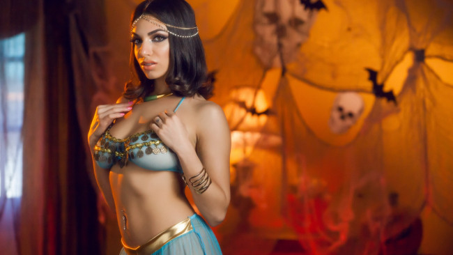 Обои картинки фото девушки, darcie dolce, взгляд, брюнетка, грудь, бюстгальтер, девушка, фон, darcie, dolce, бюст