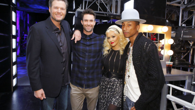 Обои картинки фото музыка, christina aguilera, кристина, агилера, зеркало, блондинка, певица, люди, команда